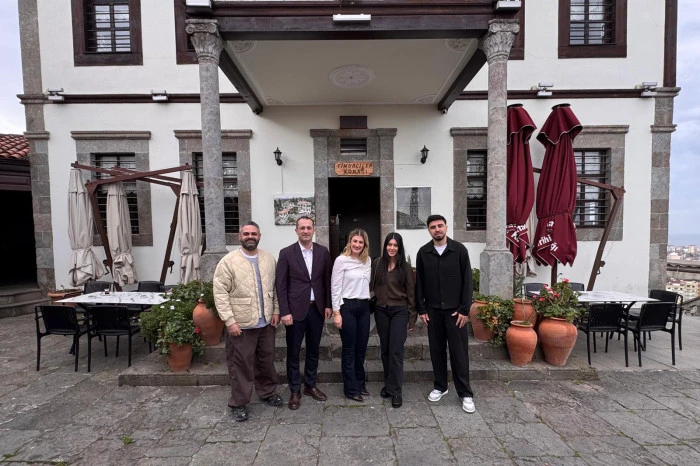 Ak&ccedil;aabat Belediye Başkanı Osman Nuri Ekim, Ozan Tufan ve eşi Rojin Tufan&rsquo;ı Timurciler Konağı&rsquo;nda misafir etti