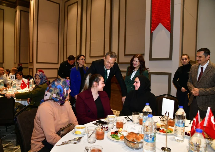 Vali Tahir Şahin, Ramazan&rsquo;ın İlk G&uuml;n&uuml;nde Şehit Aileleri ve Gazilerle İftar Sofrasında Buluştu