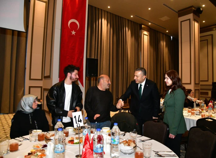 Vali Tahir Şahin, Ramazan&rsquo;ın İlk G&uuml;n&uuml;nde Şehit Aileleri ve Gazilerle İftar Sofrasında Buluştu