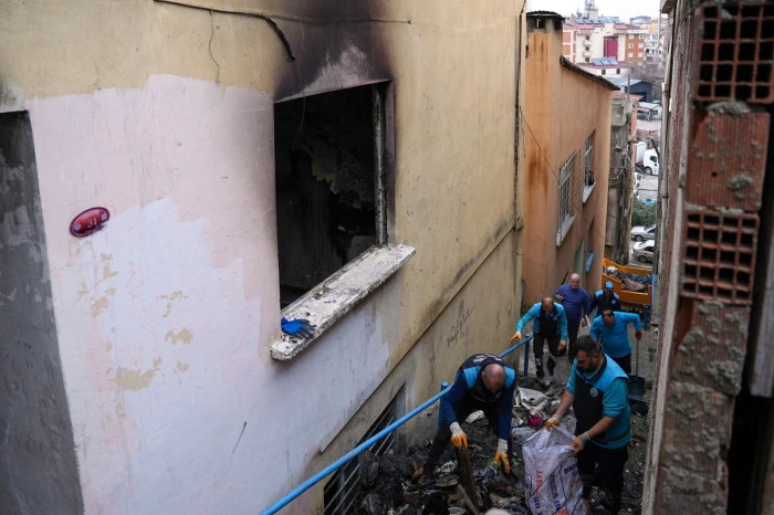 Ortahisar Belediye Başkanı Ahmet Kaya, yangında evi zarar g&ouml;ren aileyi ziyaret ederek destek s&ouml;z&uuml; verdi