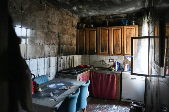 Ortahisar Belediye Başkanı Ahmet Kaya, yangında evi zarar g&ouml;ren aileyi ziyaret ederek destek s&ouml;z&uuml; verdi