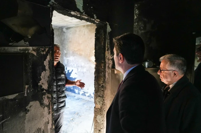 Ortahisar Belediye Başkanı Ahmet Kaya, yangında evi zarar g&ouml;ren aileyi ziyaret ederek destek s&ouml;z&uuml; verdi