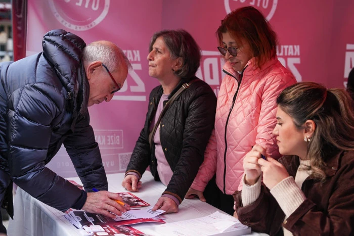 Başkan Kaya referandum standında konuştu: &ldquo;Trabzon&rsquo;un parası Trabzon&rsquo;a harcanmalı&rdquo;