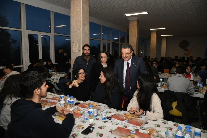 Başkan Gen&ccedil;, KT&Uuml;&rsquo;de &ouml;ğrencilerle iftar yaparak Ramazan&rsquo;ın manevi atmosferini paylaştı
