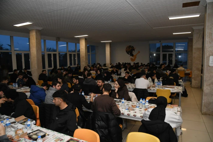 Başkan Gen&ccedil;, KT&Uuml;&rsquo;de &ouml;ğrencilerle iftar yaparak Ramazan&rsquo;ın manevi atmosferini paylaştı