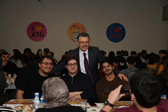 Başkan Gen&ccedil;, KT&Uuml;&rsquo;de &ouml;ğrencilerle iftar yaparak Ramazan&rsquo;ın manevi atmosferini paylaştı