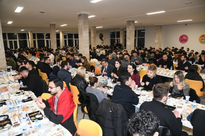 Başkan Gen&ccedil;, KT&Uuml;&rsquo;de &ouml;ğrencilerle iftar yaparak Ramazan&rsquo;ın manevi atmosferini paylaştı