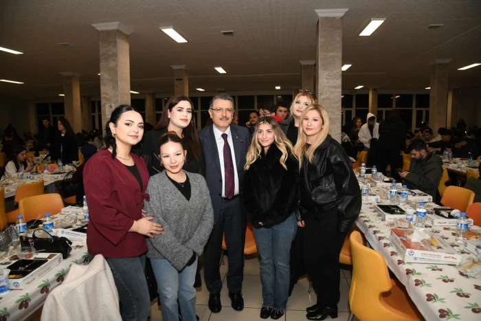 Başkan Gen&ccedil;, KT&Uuml;&rsquo;de &ouml;ğrencilerle iftar yaparak Ramazan&rsquo;ın manevi atmosferini paylaştı