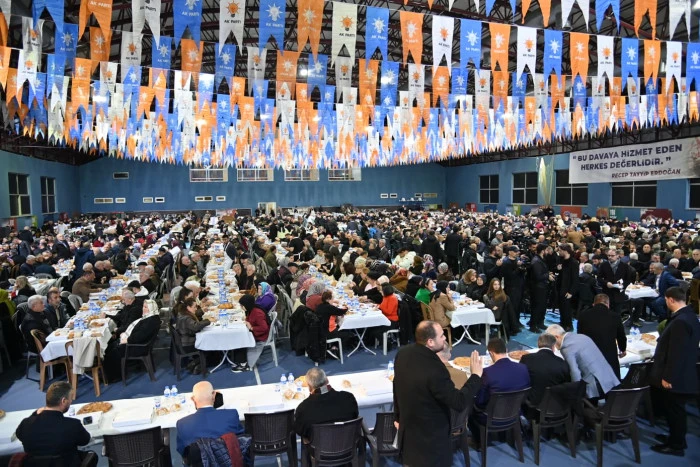 Başkan Ahmet Metin Gen&ccedil; ve Bakan Abdulkadir Uraloğlu, AK Parti teşkilatıyla iftar programında buluştu