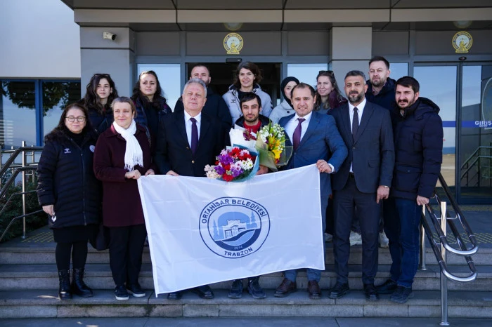 Ortahisar Belediye Başkan Yardımcısı C&uuml;neyit Zorlu, Avrupa şampiyonu Buğra Selimzade&rsquo;yi Trabzon Havalimanı&rsquo;nda karşıladı