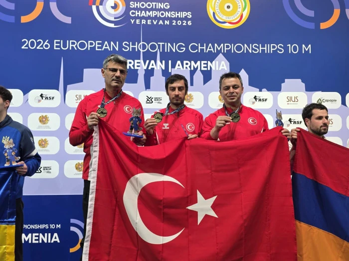 Ortahisar Belediye Başkan Yardımcısı C&uuml;neyit Zorlu, Avrupa şampiyonu Buğra Selimzade&rsquo;yi Trabzon Havalimanı&rsquo;nda karşıladı