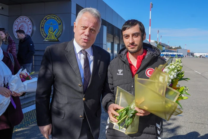 Ortahisar Belediye Başkan Yardımcısı C&uuml;neyit Zorlu, Avrupa şampiyonu Buğra Selimzade&rsquo;yi Trabzon Havalimanı&rsquo;nda karşıladı