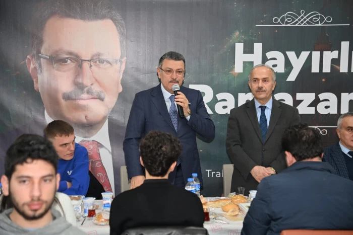 Ahmet Metin Gen&ccedil; Trabzon &Uuml;niversitesi &Ouml;ğrencileriyle Ramazan Sofrasında Bir Araya Geldi