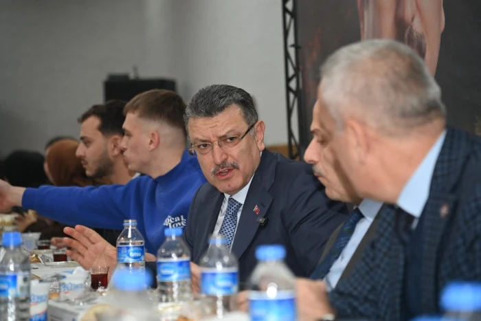 Ahmet Metin Gen&ccedil; Trabzon &Uuml;niversitesi &Ouml;ğrencileriyle Ramazan Sofrasında Bir Araya Geldi