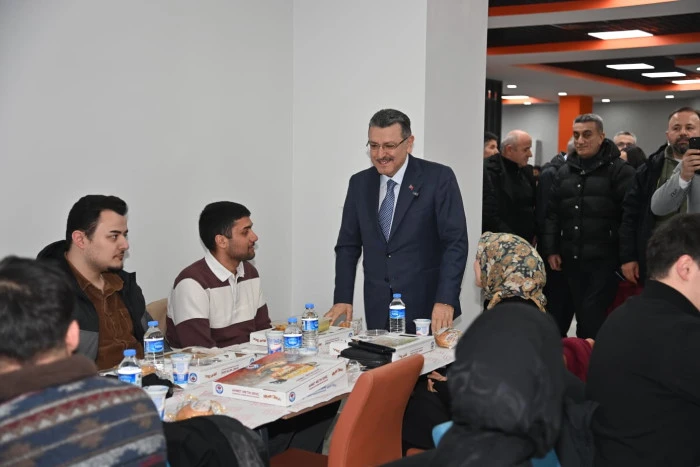 Ahmet Metin Gen&ccedil; Trabzon &Uuml;niversitesi &Ouml;ğrencileriyle Ramazan Sofrasında Bir Araya Geldi