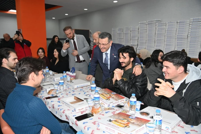 Ahmet Metin Gen&ccedil; Trabzon &Uuml;niversitesi &Ouml;ğrencileriyle Ramazan Sofrasında Bir Araya Geldi