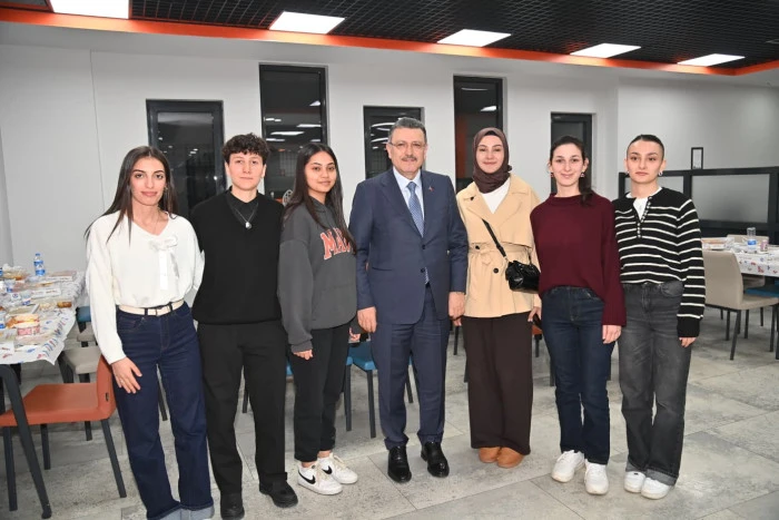 Ahmet Metin Gen&ccedil; Trabzon &Uuml;niversitesi &Ouml;ğrencileriyle Ramazan Sofrasında Bir Araya Geldi