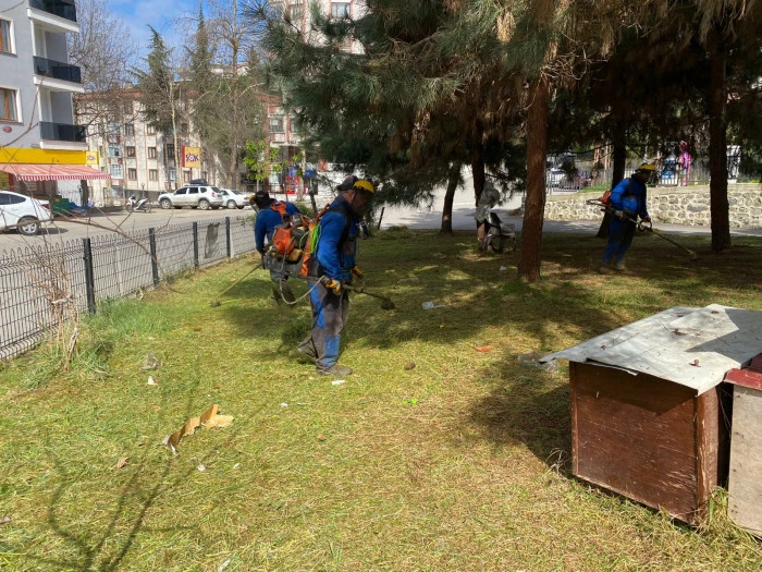 Ortahisar Belediyesi Park ve Bah&ccedil;elerde Bahar Bakım &Ccedil;alışmalarına Başladı