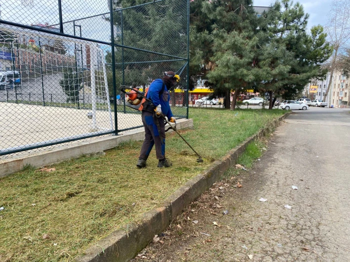 Ortahisar Belediyesi Park ve Bah&ccedil;elerde Bahar Bakım &Ccedil;alışmalarına Başladı