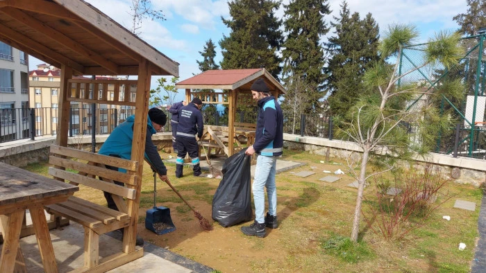 Ortahisar Belediyesi Park ve Bah&ccedil;elerde Bahar Bakım &Ccedil;alışmalarına Başladı
