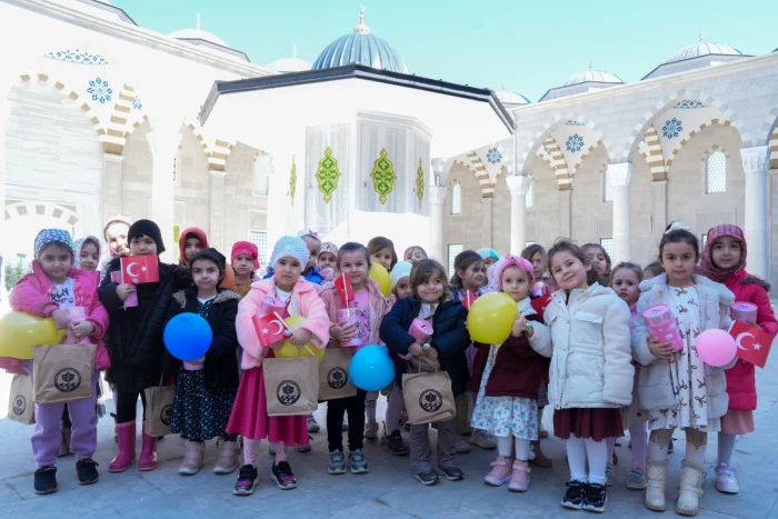 Hanife Hatun Camii&rsquo;nde Tekne Orucu Buluşması: Trabzon&rsquo;da Binlerce &Ccedil;ocuk Ramazan Sevincini Paylaştı