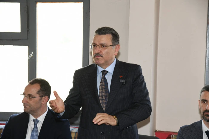 Başkan Ahmet Metin Gen&ccedil;, Işıklar Mahallesi i&ccedil;in ulaşım ve altyapı yatırımlarını duyurdu