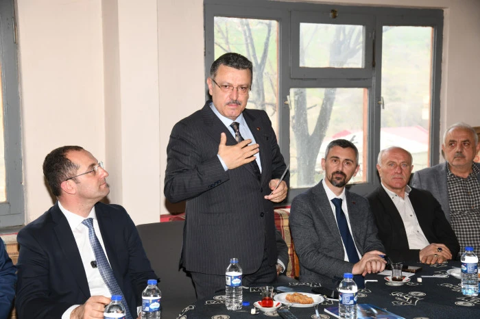 Başkan Ahmet Metin Gen&ccedil;, Işıklar Mahallesi i&ccedil;in ulaşım ve altyapı yatırımlarını duyurdu