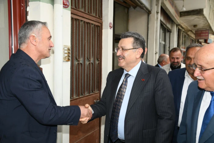 Başkan Ahmet Metin Gen&ccedil;, Işıklar Mahallesi i&ccedil;in ulaşım ve altyapı yatırımlarını duyurdu