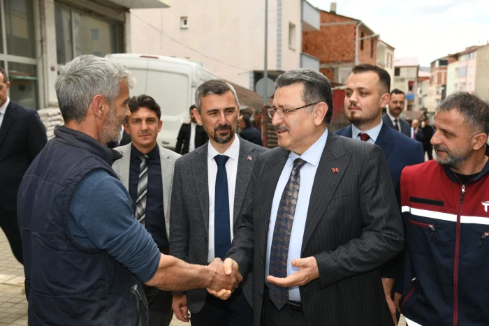 Başkan Ahmet Metin Gen&ccedil;, Işıklar Mahallesi i&ccedil;in ulaşım ve altyapı yatırımlarını duyurdu