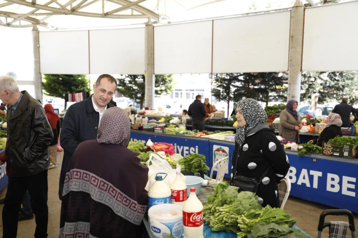 Başkan Osman Nuri Ekim S&ouml;ğ&uuml;tl&uuml; Pazarında Vatandaşlarla Buluştu