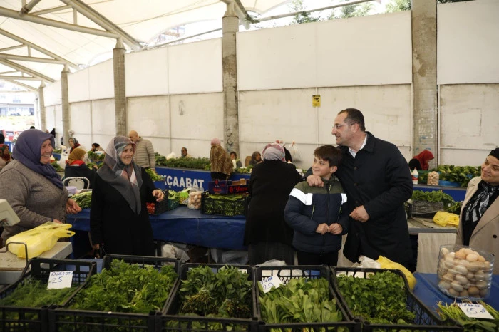 Başkan Osman Nuri Ekim S&ouml;ğ&uuml;tl&uuml; Pazarında Vatandaşlarla Buluştu