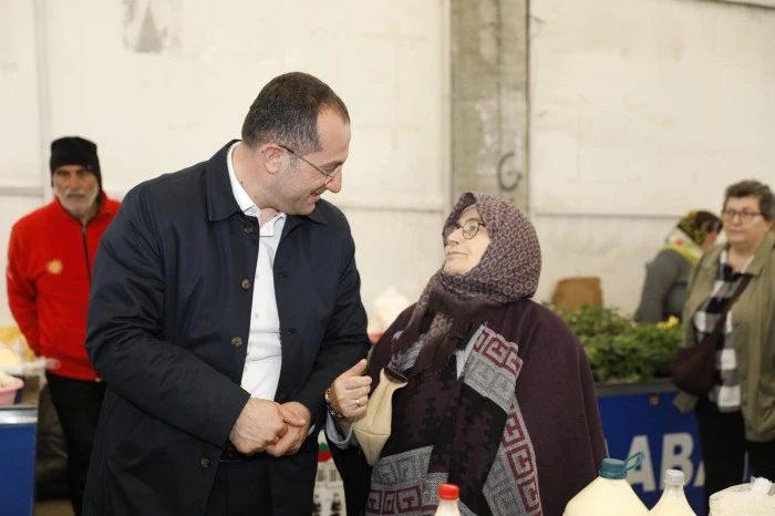 Başkan Osman Nuri Ekim S&ouml;ğ&uuml;tl&uuml; Pazarında Vatandaşlarla Buluştu