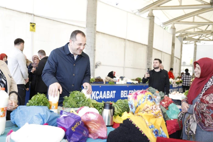 Başkan Osman Nuri Ekim S&ouml;ğ&uuml;tl&uuml; Pazarında Vatandaşlarla Buluştu