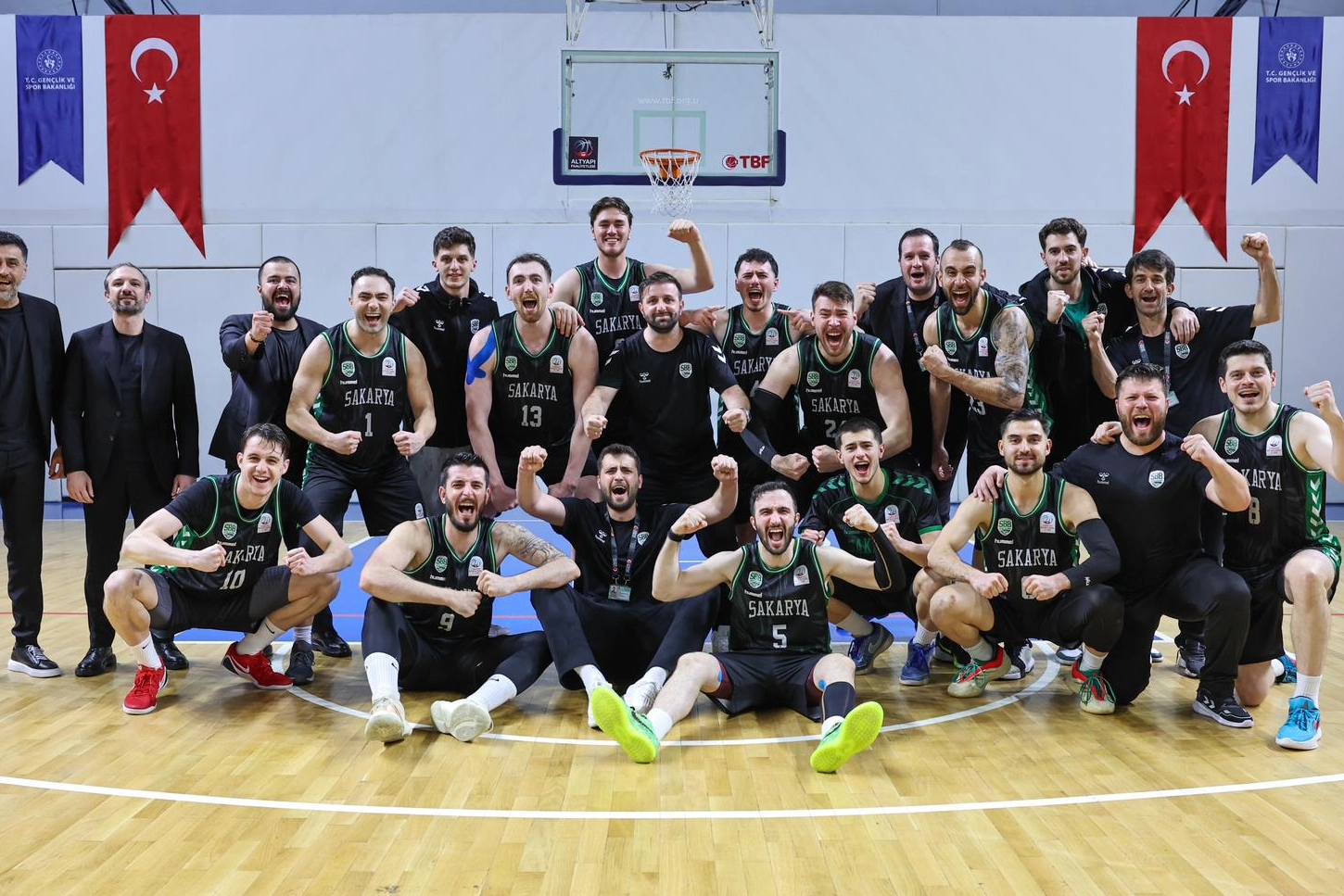 Sakarya B&uuml;y&uuml;kşehir Basketbol şampiyonluk kupası i&ccedil;in parkeye &ccedil;ıkıyor