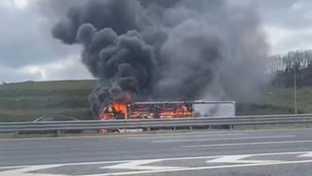 Kuzey Marmara Otoyolu&rsquo;nda seyir halindeki tır alevlere teslim oldu  - Videolu Haber