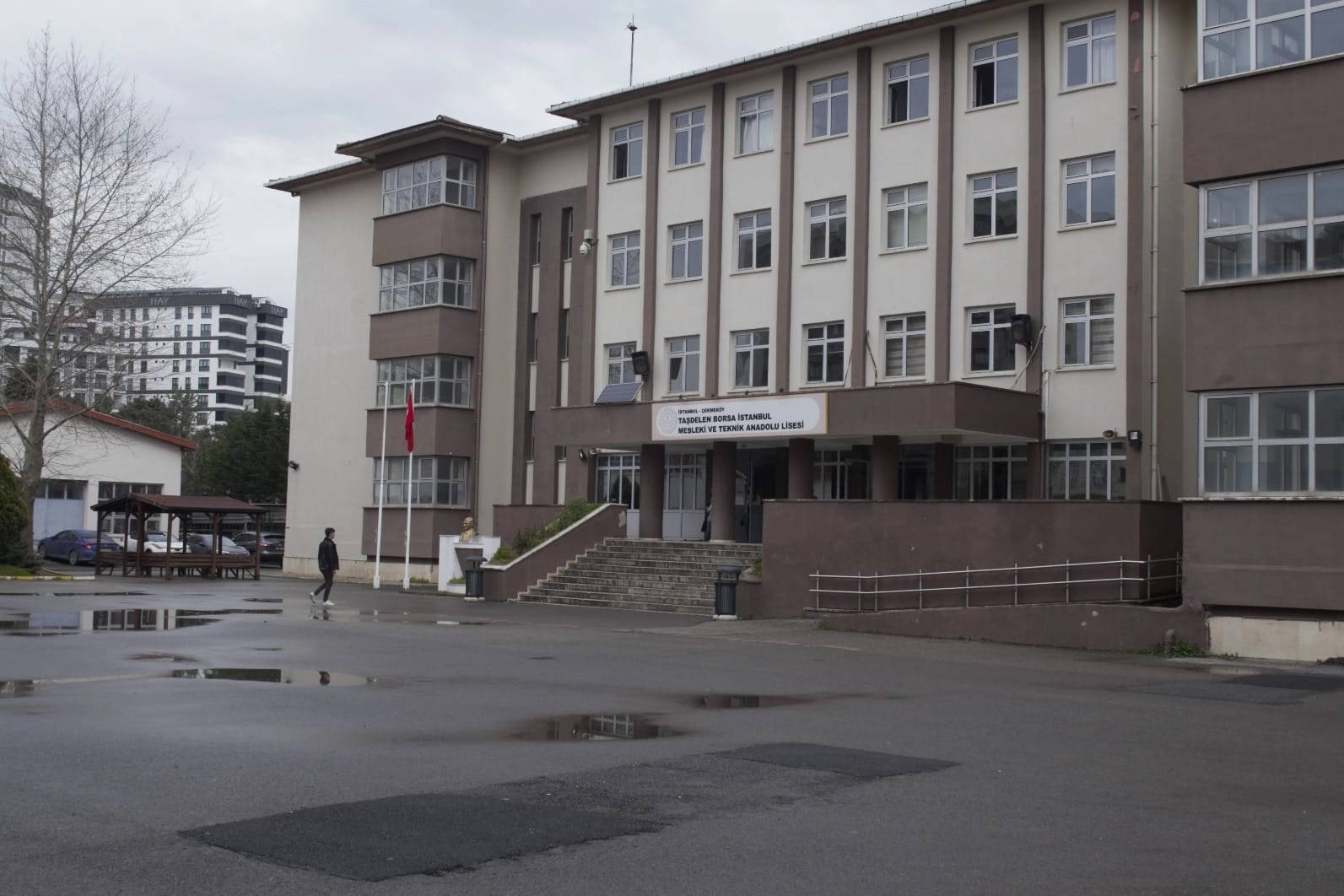 İstanbul &Ccedil;ekmek&ouml;y'de lisede bı&ccedil;aklı saldırı! 2 &ouml;ğretmen ve 1 &ouml;ğrenci yaralandı