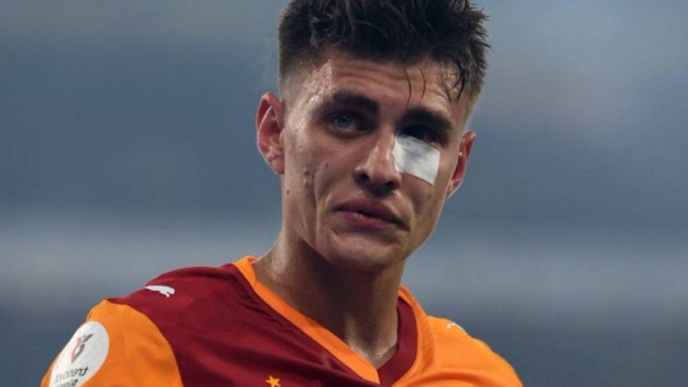 Fenerbahçe-Galatasaray derbisinde çakmaklı saldırı: Taraftar gözaltında 