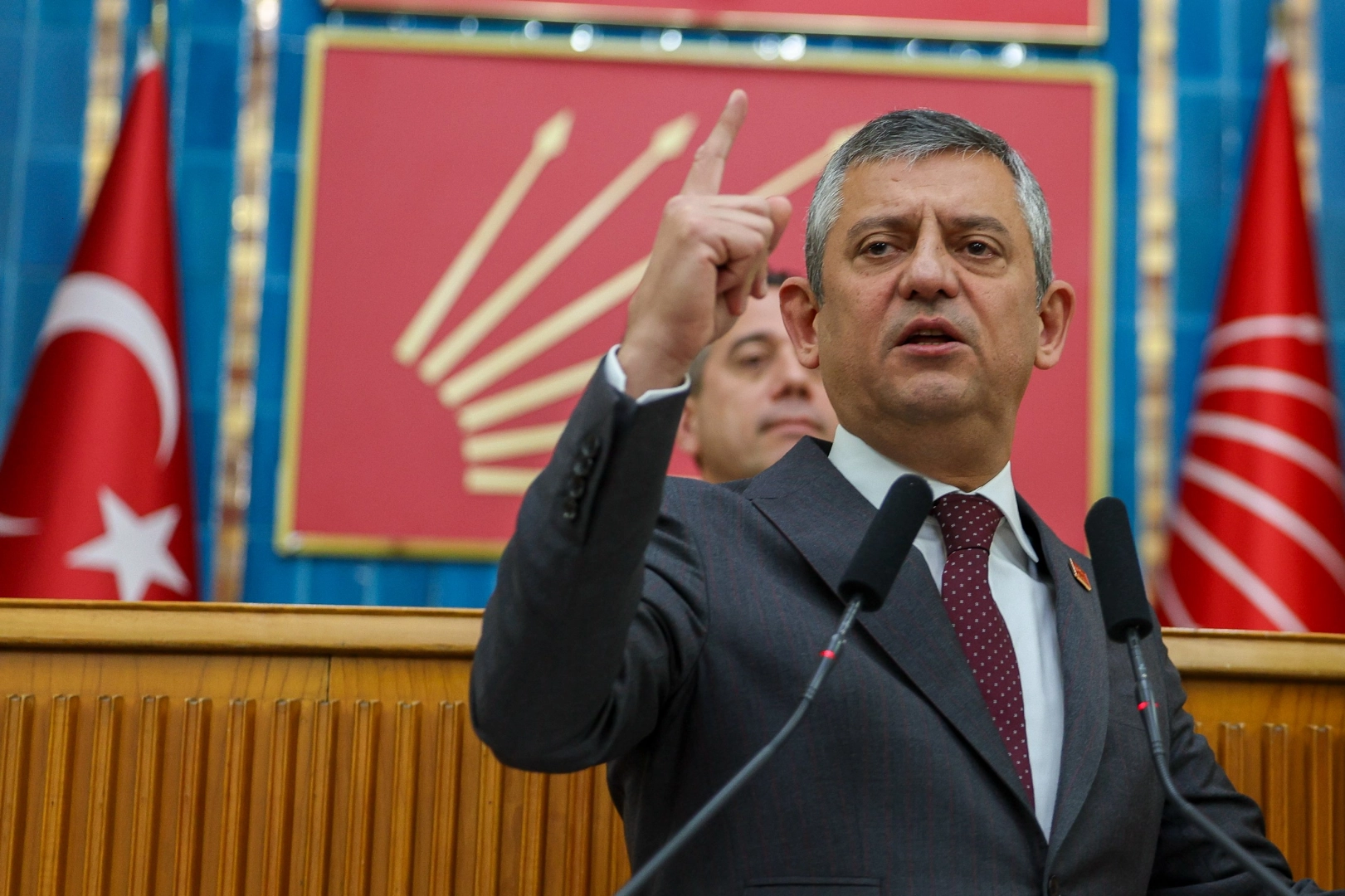 &Ouml;zg&uuml;r &Ouml;zel: İ&ccedil; cepheyi bozan biz değiliz!... Bakan G&uuml;rlek'e beyan &ccedil;ağrısı