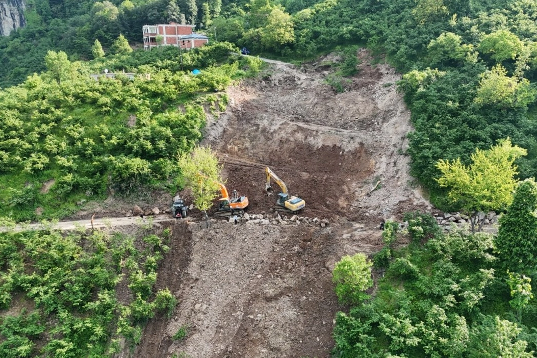 Ordu&rsquo;da heyelan temizlendi, yol yeniden a&ccedil;ıldı