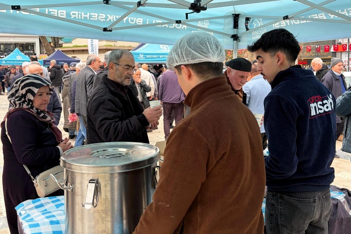 Kocaeli'de deprem şehitleri i&ccedil;in &ccedil;orba ikramı
