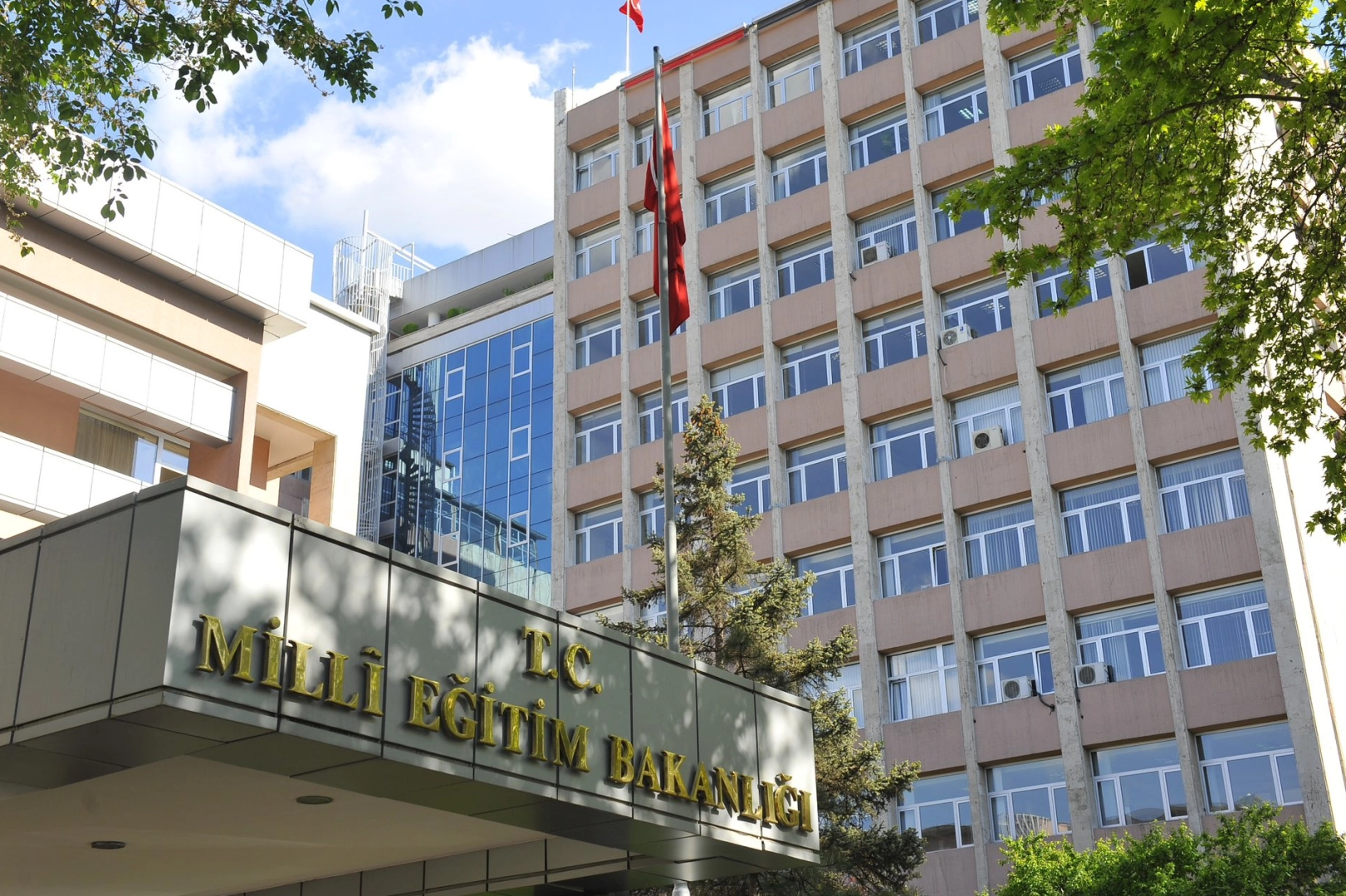 MEB'den izinsiz okullara devam eden &ouml;ğrencilere yakın takip