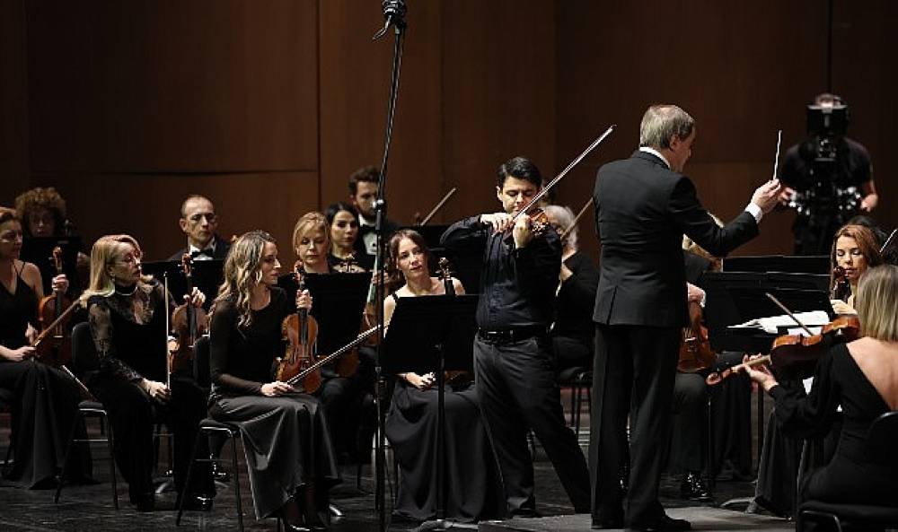 İstanbul Devlet Senfoni Orkestrası  Aralık ayının ilk konserinde keman virtüözü Robert Lakatos'u ağırladı
