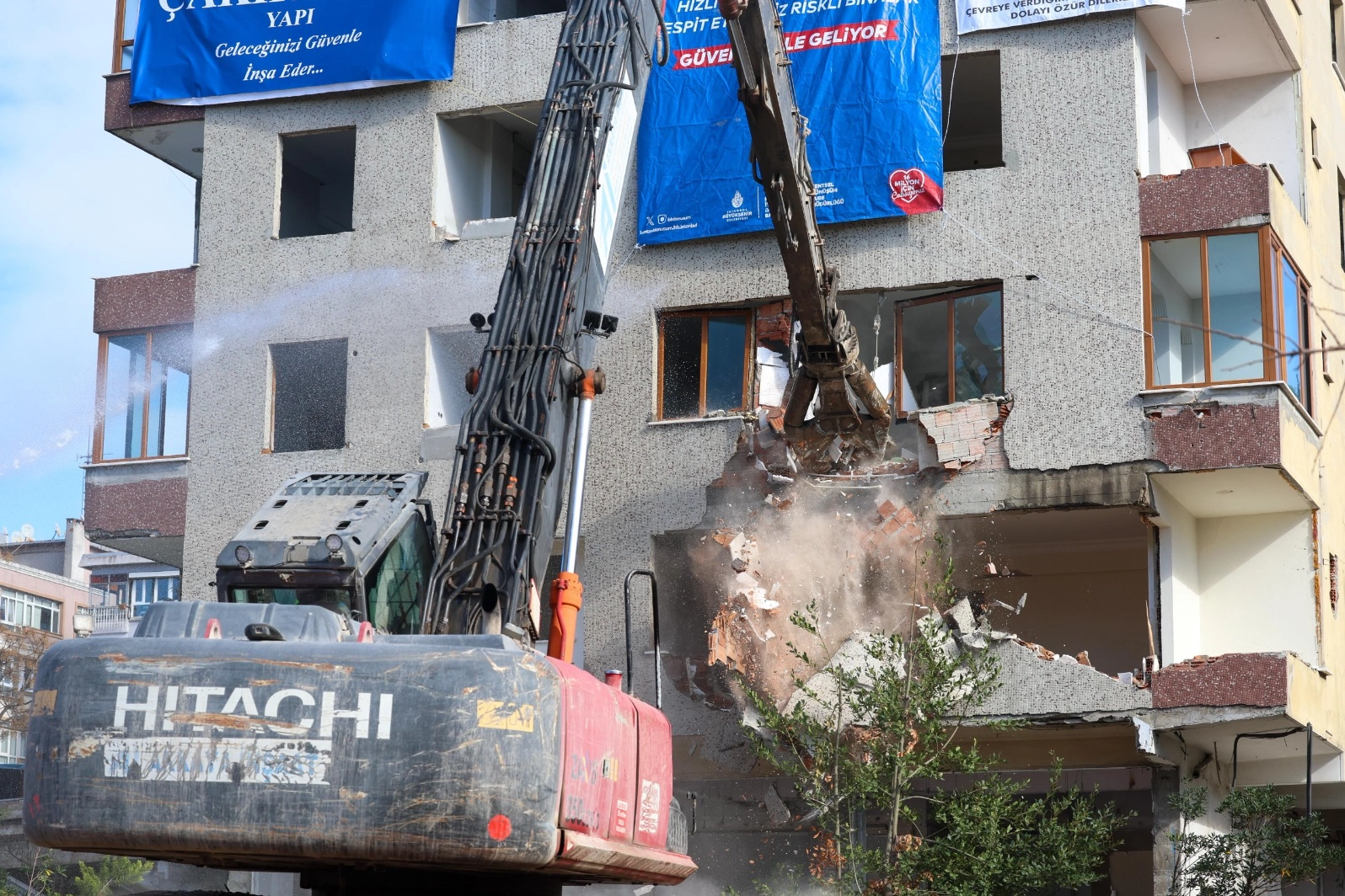 Bakırk&ouml;y&rsquo;de 46 yıllık riskli bina yıkıldı