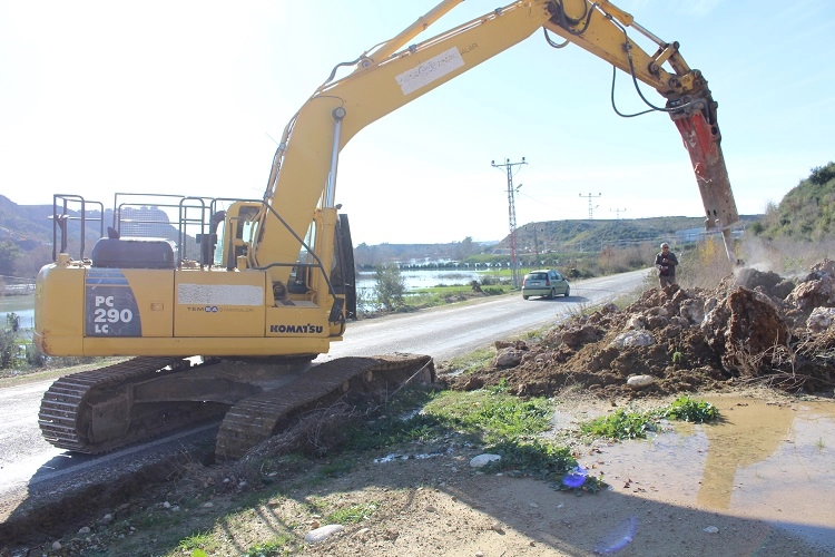 Antalya B&uuml;y&uuml;kşehir Belediyesi ekiplerinden yol mesaisi