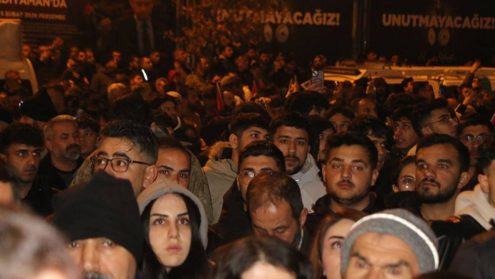 Adıyamanlı depremzedeler, depremin &uuml;&ccedil;&uuml;nc&uuml; yılında konuştu: &lsquo;Bir şehir yıkıldı, acımız ge&ccedil;medi&rsquo;  - Videolu Haber