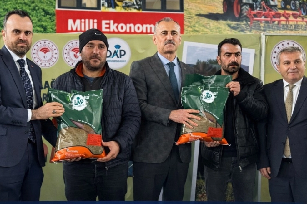 Ağrı&rsquo;da 440 &ccedil;ift&ccedil;iye 44 ton yonca tohumu katkısı