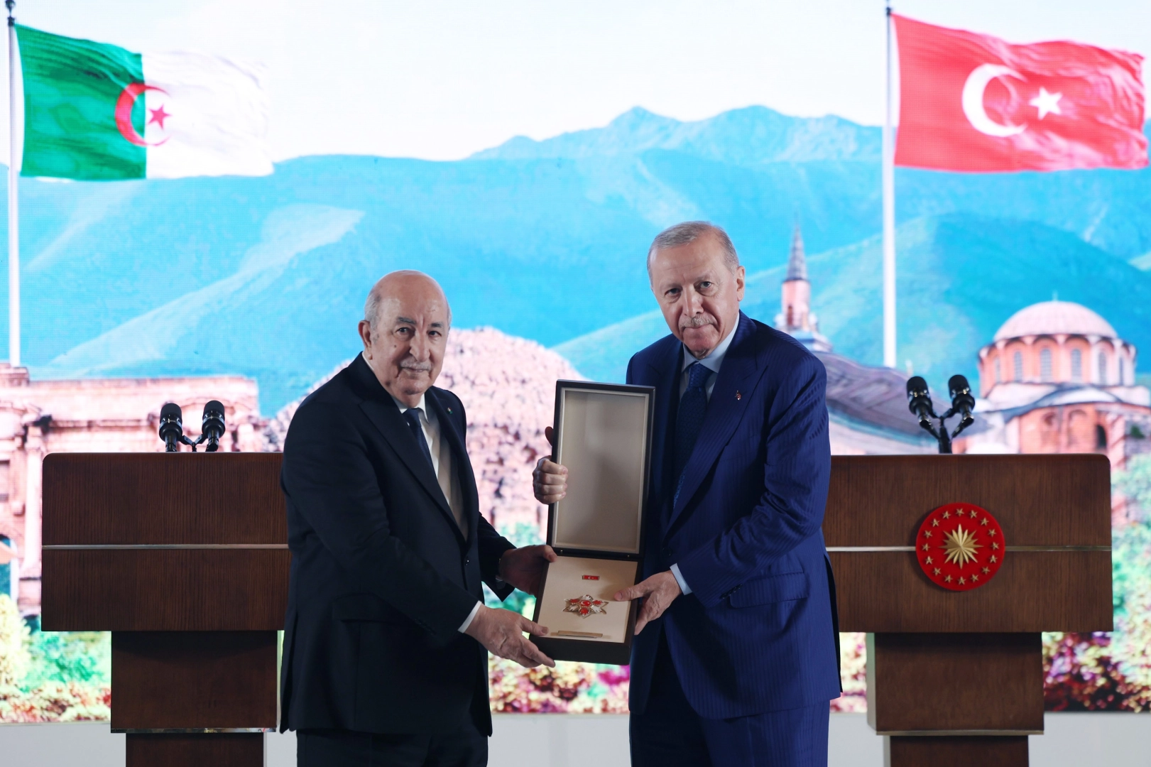 Cezayir Cumhurbaşkanı Tebbun&rsquo;a Devlet Nişanı tevcih edildi