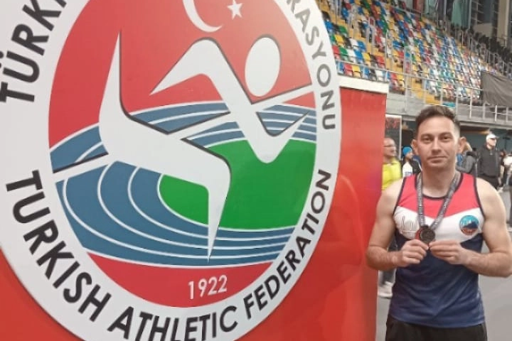 Polis memuru G&ouml;khan Uluman'dan atletizmde &uuml;&ccedil; altın madalya