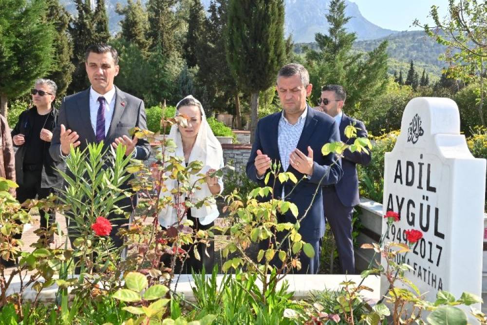 CHP Genel Başkanı Özel, Başkan Zeyrek ile Manisa’da kabir ziyaretleri yaptı