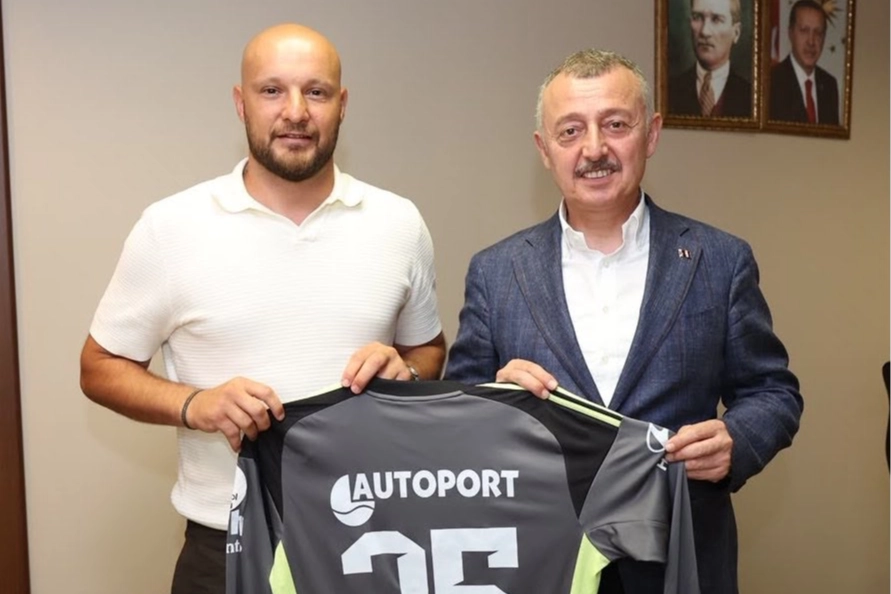 Kocaelispor'un kaptanı formasını Başkan B&uuml;y&uuml;kakın&rsquo;a hediye etti